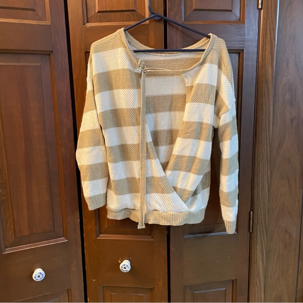 Daytrip Beige & Ivory Striped Cutout Back Sweater Size Medium - Picture 3 of 9